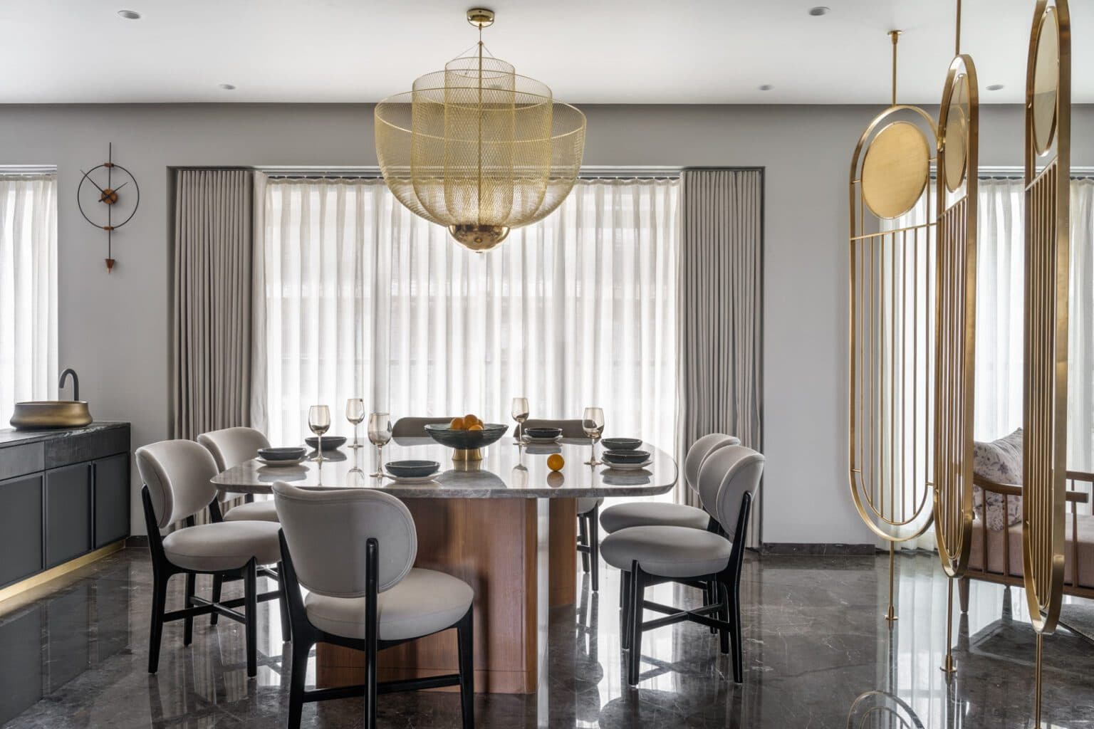 Transcending time and trends in ‘Whispers of Elegance’; a modern minimalist refuge in Ahmedabad that celebrates multigenerational living with personalised design elements and opulent brass accents — Studio Deshi, Ahmedabad, Gujarat